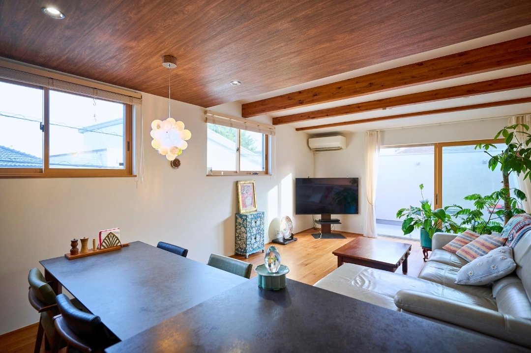 空を眺められる高い位置に設置した窓の画像